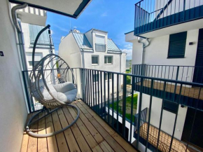 Modern Apartment with Balcony & Free Parking - Nearby Metro
